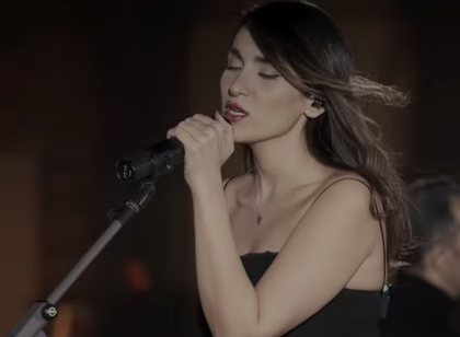 Performoi pa hixhab, Irani d&euml;non k&euml;ng&euml;taren dhe ekipin e saj me