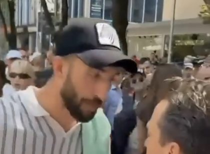 Video nga protesta. Protestuesi i zhg&euml;njyer me Agron Shehajn!