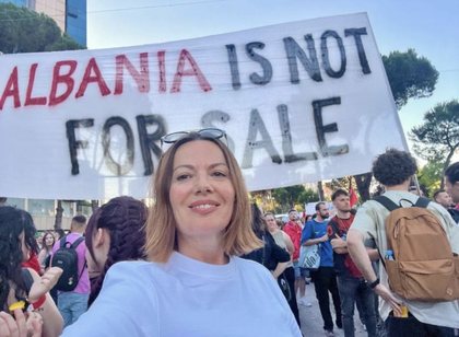 Edhe Ema Ndoja n&euml; protest&euml;n e Flamingove