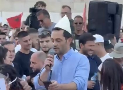 Doktori q&euml; u b&euml; viral me fjalimin m&euml; t&euml; bukur n&euml;