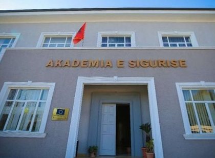Helmohen s&euml;rish nga ushqimi 50 kursant&euml; t&euml; Akademis&euml; s&euml;