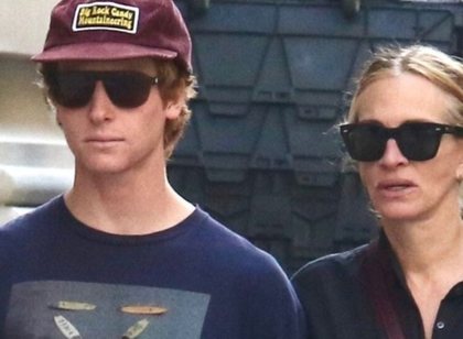 Julia Roberts dhe djali i saj n&euml; nj&euml; sh&euml;titje n&euml; rrug&euml;t