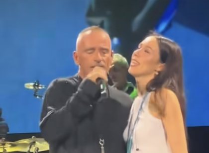 Eros Ramazzotti k&euml;ndon p&euml;r vajz&euml;n, ajo i bashkohet n&euml;