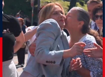 Video/ Meloni pritet me puthje nga mb&euml;shtet&euml;sit e saj pas