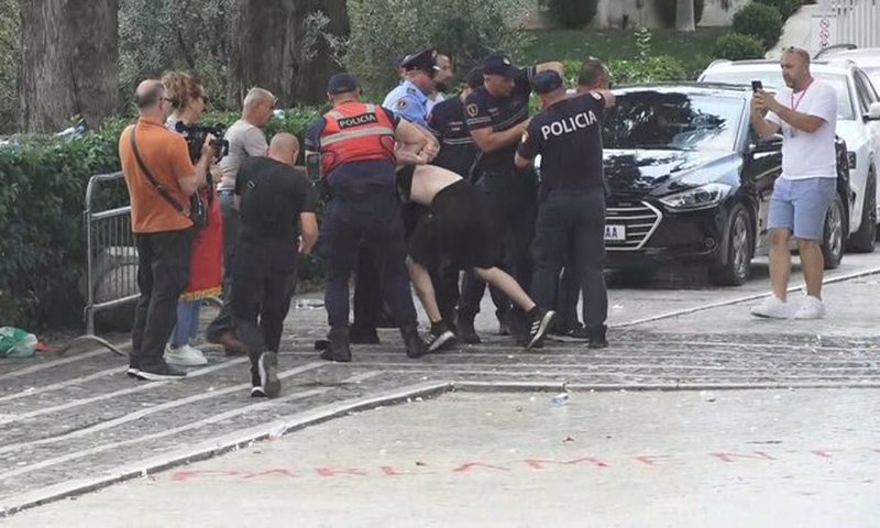 P&euml;rshkall&euml;zohet situata para Parlamentit, shoq&euml;rohen disa