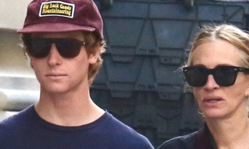 Julia Roberts dhe djali i saj n&euml; nj&euml; sh&euml;titje n&euml; rrug&euml;t