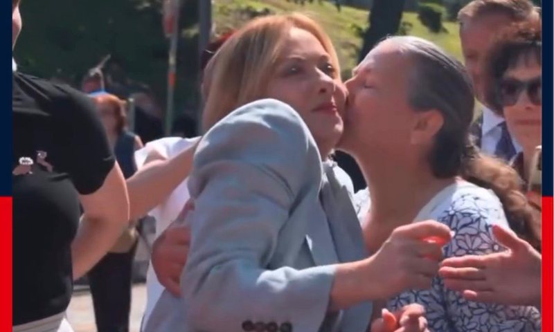 Video/ Meloni pritet me puthje nga mb&euml;shtet&euml;sit e saj pas