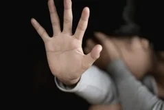 Tre adoleshente dhunojn&euml; 17-vje&ccedil;aren n&euml; Fier, videoja e