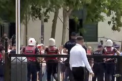 Protestuesit rikthehen para Parlamentit, tensione dhe 5 t&euml;