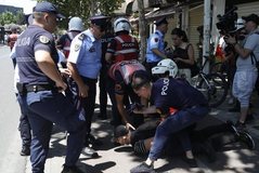Lirohen protestuesit e arrestuar n&euml; protest&euml;n para Parlamentit