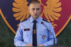 Shqiptar&euml;t po sulmojn&euml; bizneset proqeveritare dhe policia po i heton