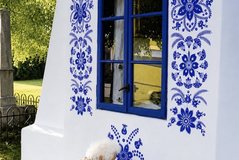 N&euml;na q&euml; e ktheu fshatin n&euml; nj&euml; galeri arti