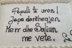 Torta jo dhe aq t&euml; &euml;mbla p&euml;r kryeministrin n&euml; protest&euml;n