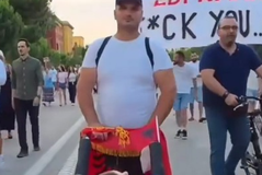 Historia e protestuesit me f&euml;mij&euml;n e s&euml;mur&euml; q&euml; po zien