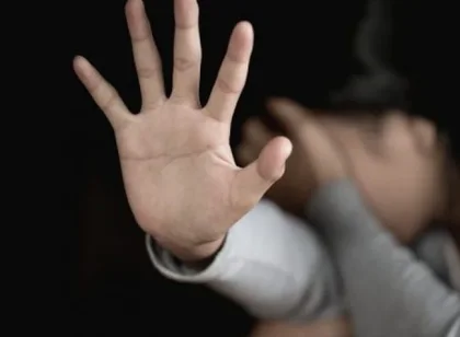 Tre adoleshente dhunojn&euml; 17-vje&ccedil;aren n&euml; Fier, videoja e