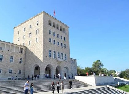 Nisin aplikimet p&euml;r universitetet. Maturant&euml;t kan&euml; 6 dit&euml;
