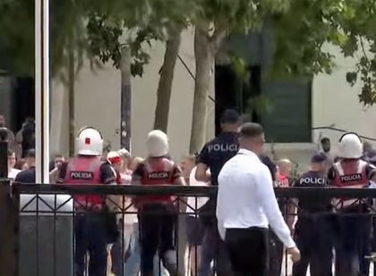 Protestuesit rikthehen para Parlamentit, tensione dhe 5 t&euml;