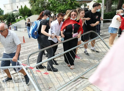 19 protestues t&euml; arrestuar nga protesta e djeshme para parlamentit