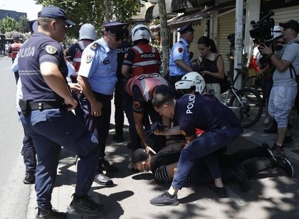 Lirohen protestuesit e arrestuar n&euml; protest&euml;n para Parlamentit