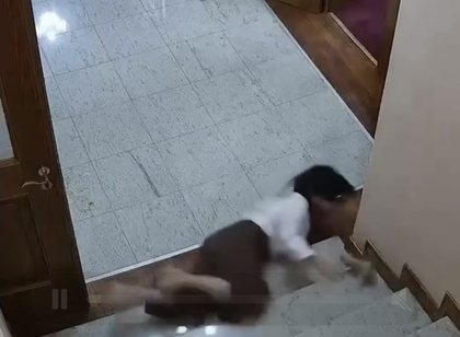 Shehaj merr dokumentin &ldquo;sekret&rdquo; dhe largohet, sekretarja n&euml;
