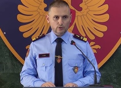 Shqiptar&euml;t po sulmojn&euml; bizneset proqeveritare dhe policia po i heton