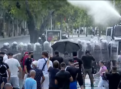 Seanca e fundit plenare/ Qytetar&euml;t protest&euml; para Kuvendit