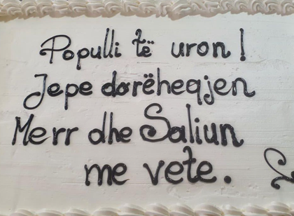 Torta jo dhe aq t&euml; &euml;mbla p&euml;r kryeministrin n&euml; protest&euml;n