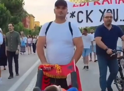 Historia e protestuesit me f&euml;mij&euml;n e s&euml;mur&euml; q&euml; po zien