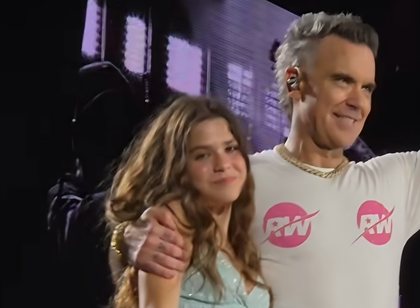 Robbie Williams k&euml;ndon hitin "Angels" me engj&euml;llin e tij