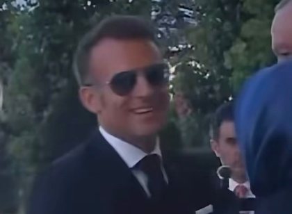 Bashk&euml;shortja e Erdoganit t&euml;rheq dor&euml;n, teksa Macron