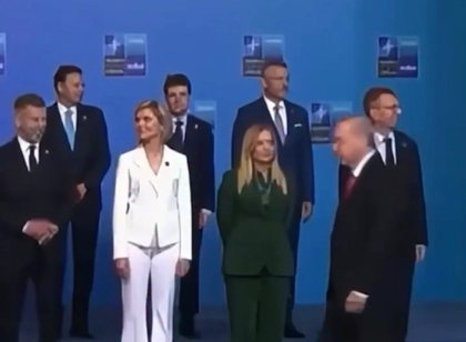 Momenti nga samiti i NATOS! Meloni kthen kok&euml;n kur kalon Trump