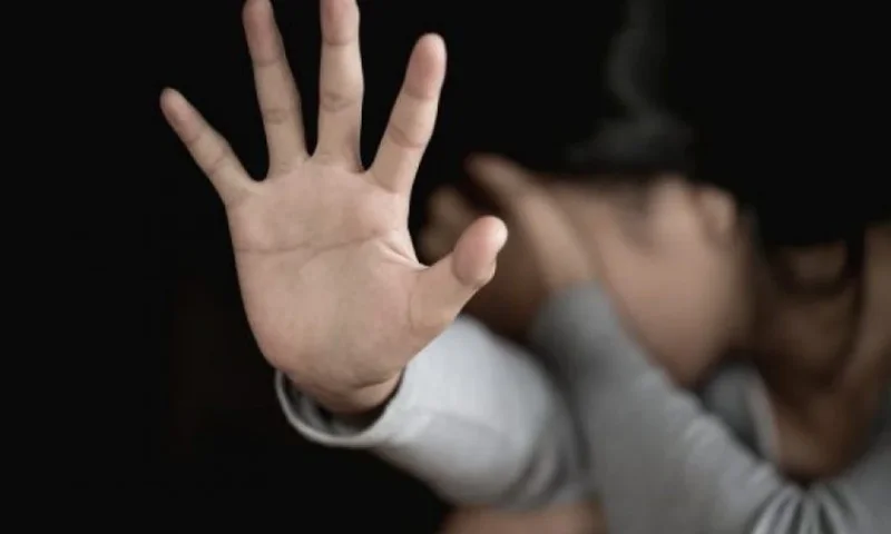 Tre adoleshente dhunojn&euml; 17-vje&ccedil;aren n&euml; Fier, videoja e