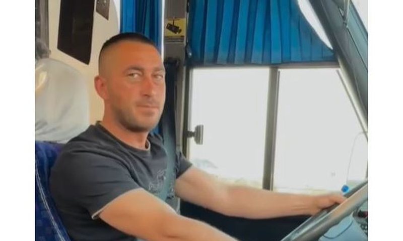 Dyshohet se p&euml;soi kolaps sh&euml;ndet&euml;sor, shoferi q&euml; humbi