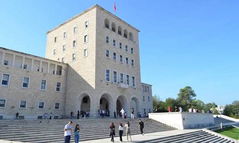Nisin aplikimet p&euml;r universitetet. Maturant&euml;t kan&euml; 6 dit&euml;