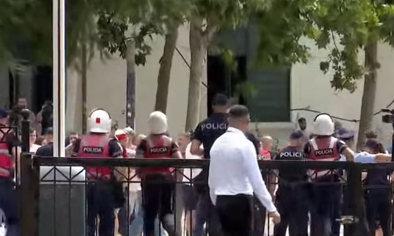 Protestuesit rikthehen para Parlamentit, tensione dhe 5 t&euml;