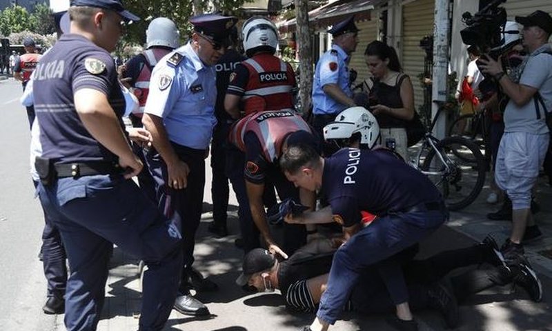 Lirohen protestuesit e arrestuar n&euml; protest&euml;n para Parlamentit