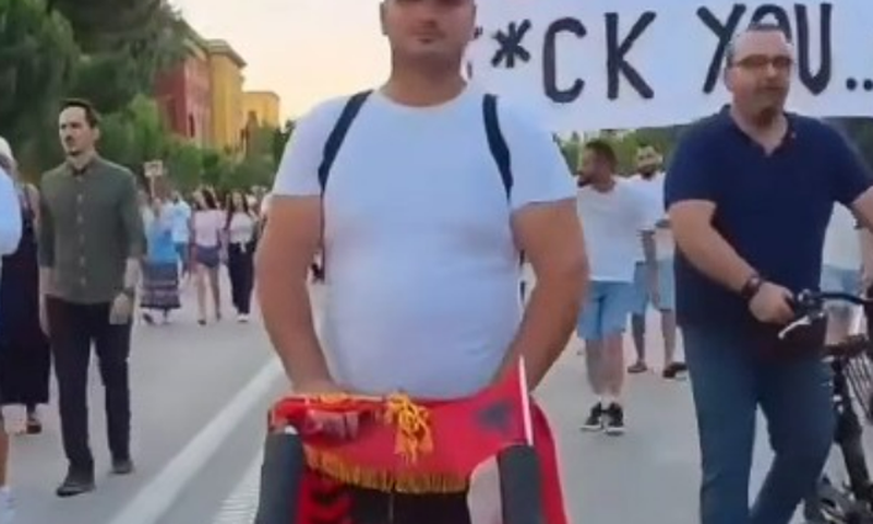 Historia e protestuesit me f&euml;mij&euml;n e s&euml;mur&euml; q&euml; po zien