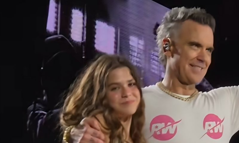 Robbie Williams k&euml;ndon hitin "Angels" me engj&euml;llin e tij