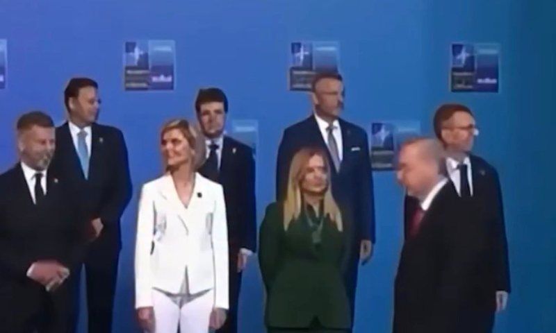Momenti nga samiti i NATOS! Meloni kthen kok&euml;n kur kalon Trump