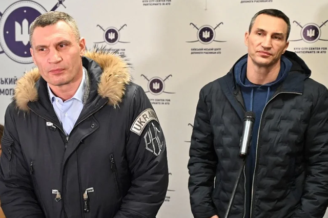 Ish-boksier&euml;t i bashkohen ushtris&euml;/ Vladimir dhe Vitali Klitschko: