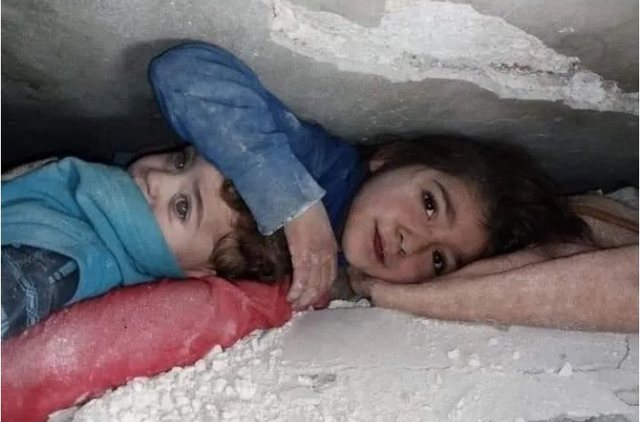 Historia prek&euml;se e fotografis&euml; s&euml; vajz&euml;s q&euml; mbulon me