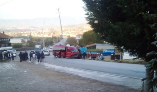 Aksident n&euml; aksin P&euml;rrenjas-Pogradec, furgoni me pasagjer&euml;
