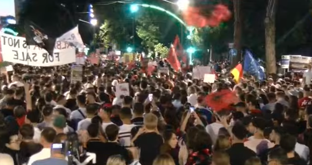 Protesta e 13-t&euml; p&euml;r dor&euml;heqjen e Ram&euml;s, tensione me