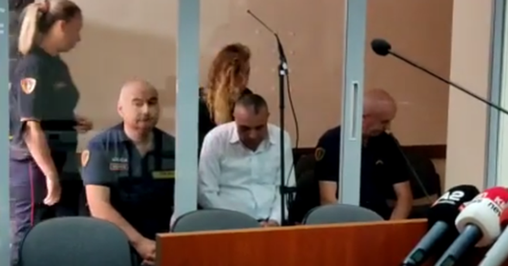 Vrau dh&euml;ndrin pas sherrit p&euml;r kujdestarin&euml; e f&euml;mij&euml;ve,