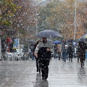 Paraditja me vranësira dhe rrebeshe shiu, si parashikohet të jetë