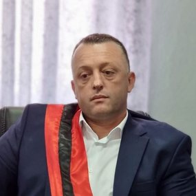 U dorëhoq si kryebashkiak për të kandiduar si deputet, ja kush e