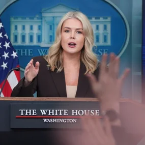 Kush është zëdhënësja e Trump që iu përgjigj