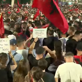 Protestuesit nisin rrethimin e Kryeministris&euml;: Sonte do ta gdhijm&euml;