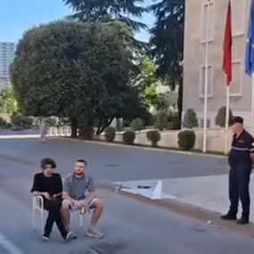 VIDEO/ Protestuesit e gdhijn&euml; para Kryeministris&euml;, policia i