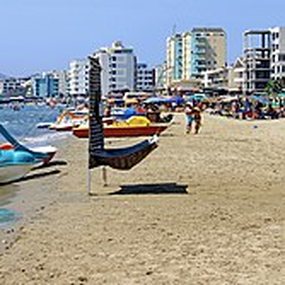 E r&euml;nd&euml;, nj&euml; i mitur mbytet n&euml; plazhin e Durr&euml;sit